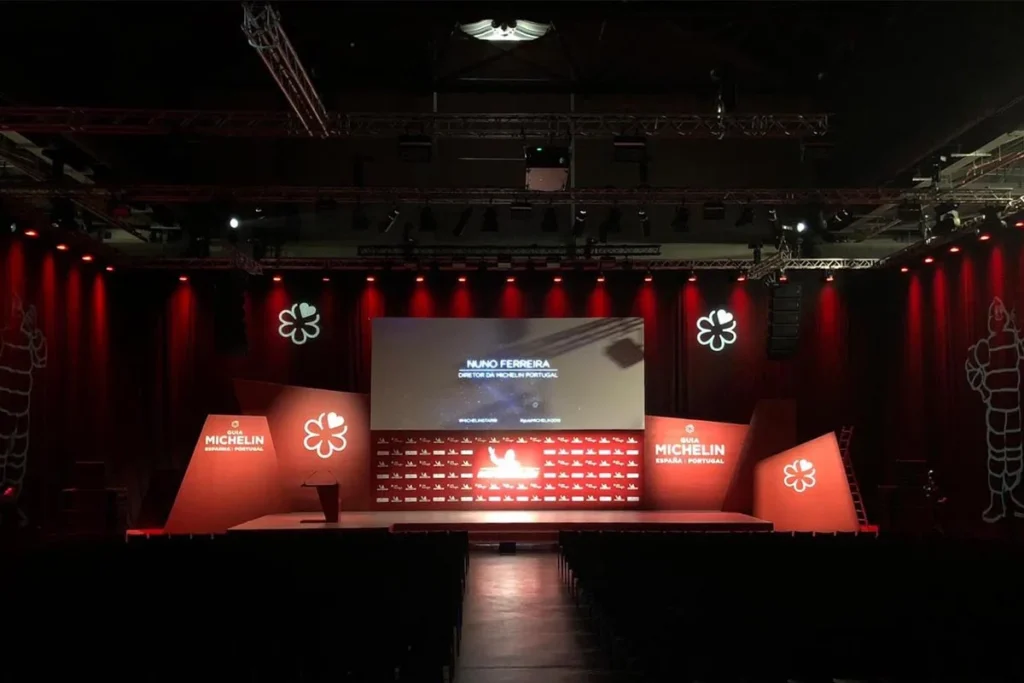 Vista frontal de la escenografía
